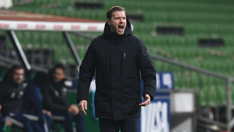 Bremens Trainer Florian Kohfeldt schreit seinen Unmut mehrfach unüberhörbar heraus. Nach dem Match zeigt sich der Werder-Coach auch am Sky Mikro sehr verärgert und sauer.
