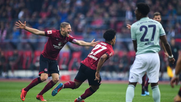 1. FC NÜRNBERG: Derzeit kämpft der Club um Anschluss in der 2. Liga. In der Saison 18/19 spielte Nürnberg erstklassig und traf zweimal auf den Rekordmeister. Dabei konnten die Franken neben einer Niederlage auch ein Remis feiern. Ein Punkt für den FCN.