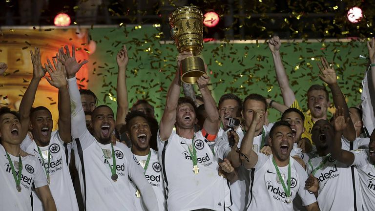 Am 19.05.2018 feierte David Abraham seinen bis dato größten Erfolg in seiner Karriere und bei Eintracht Frankfurt: Er gewann im Finale gegen den FC Bayern München und holte mit seinem Team den DFB-Pokal-Sieg.