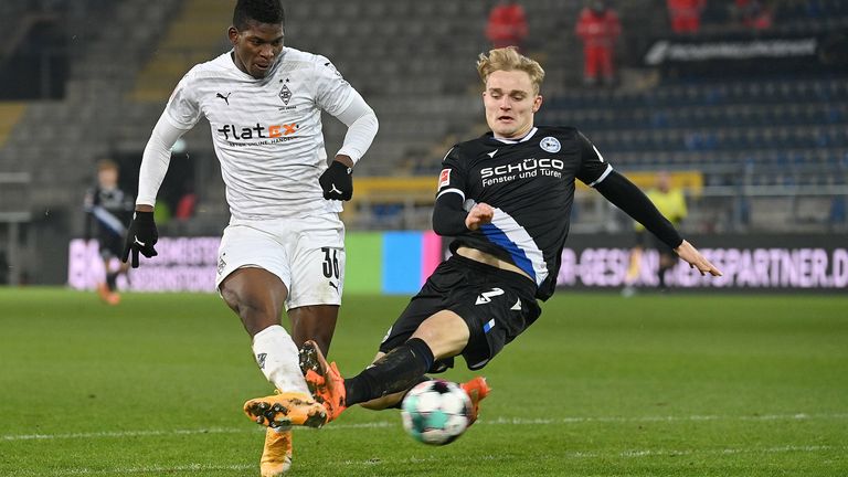 Breel Embolo lässt im ersten Durchgang eine riesen Doppel-Chance liegen (6.), erlöst dann die Gladbacher mit seinem Treffer zum 1:0-Sieg (58.) nach zuvor vier Ligaspielen ohne Sieg.