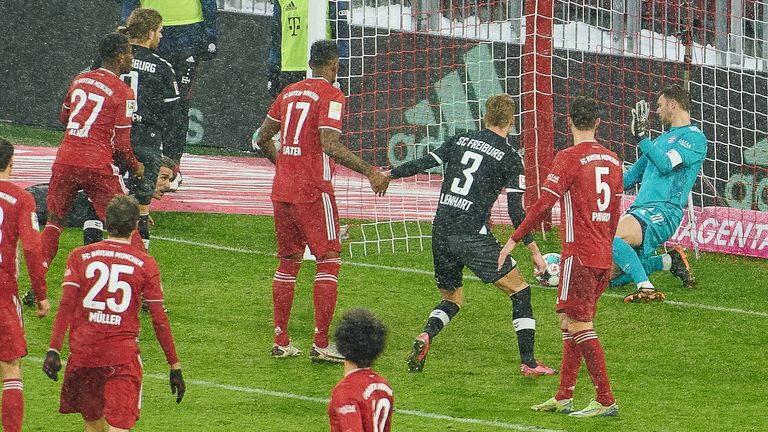 Der FC Bayern um Kapitän Manuel Neuer (r.) bleibt auch gegen den SC Freiburg nicht ohne Gegentor. 