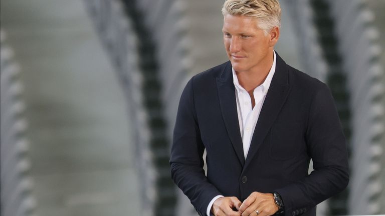 Bastian Schweinsteiger stellt sein "Team Of The Year" bei FIFA 21 vor.