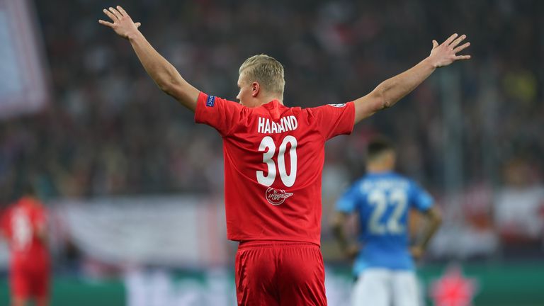 In Salzburg und in der norwegischen Heimat bei Molde FK stürmt Erling Haaland noch mit der Rückennummer 30. Die erste Saison beim BVB trägt er die 17, wechselt nach dem Abgang von Paco Alcacer zu Nummer 9.
