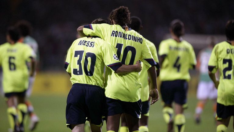 Seine Karriere beim FC BArcelona beginnt Lionel Messi mit der Rückennummer 30. Die Nummer 10 war zu dem Zeitpunkt von Ronaldinho besetzt. Für zwei Jahre trägt Messi dann die Nummer 19 und wechselt in der Saison 2008/09 schlussendlich zur Nummer 10.