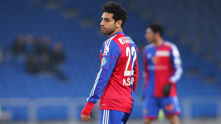 Beim FC Basel spielt Mohamed Salah mit der Rückennummer 22. Beim FC Chelsea trägt er erst die 15, dann die 17 und in Florenz läuft er mit der 74 auf. Erst zur Saison 15/16 bekommt der die bekannte Nummer 11.