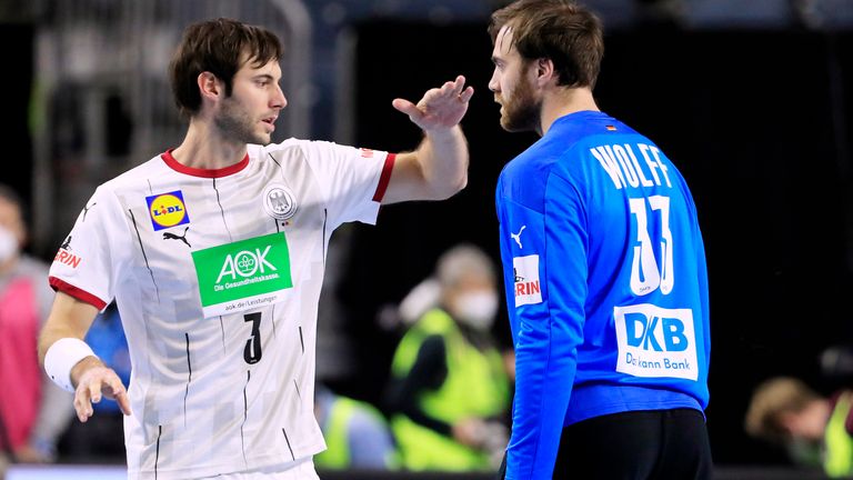 Kapitän Uwe Gensheimer (l.) und Torwart Andreas Wollf führen die deutsche Nationalmannschaft bei der Handball-WM an.
