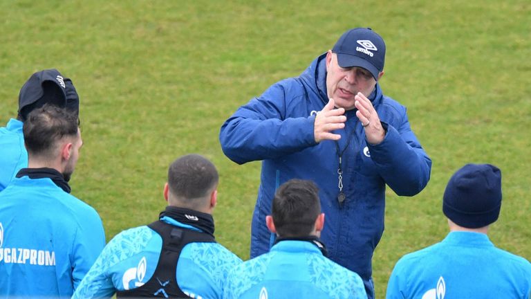 Stellt Christian Gross bei seinem ersten Schalke-Spiel um?