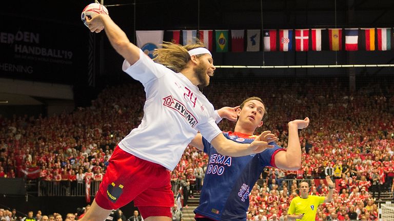 Dänemark und der dreimalige Welthandballer Mikkel Hansen setzten sich bei der Handball-Weltmeister 2019 im Finale gegen Norwegen um Kiels Superstar Sander Sagosen (rechts) durch.