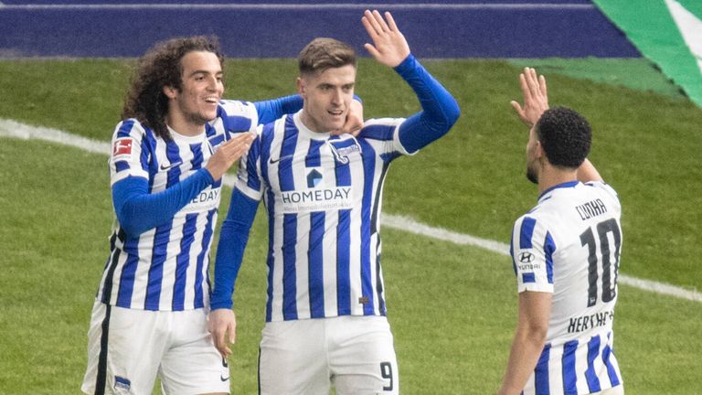 Joker Krzysztof Piatek sticht zwei Minuten nach seiner Einwechslung zum 3:0-Endstand für die Hertha. Nach zuletzt drei sieglosen Spielen verschafft sich die Elf von Bruno Labbadia ein kleines Polster auf die Abstiegsränge. 