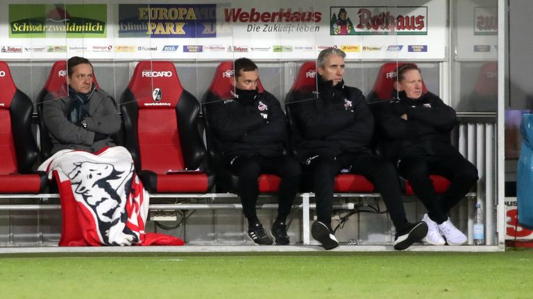 Kölns Sportgeschäftsführer Horst Heldt (l.) gibt Trainer Markus Gisdol für das Spiel gegen Hertha BSC eine Jobgarantie.