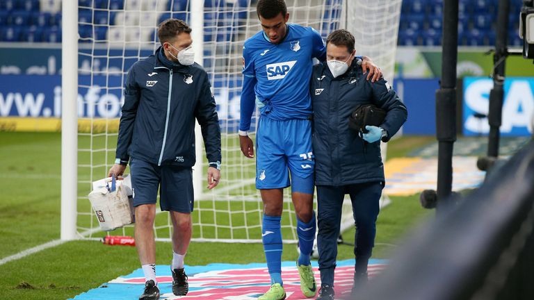 Fünf Minuten später der nächste Schock für die TSG: Auch Kevin Akpoguma muss ebenfalls verletzt vom Platz.