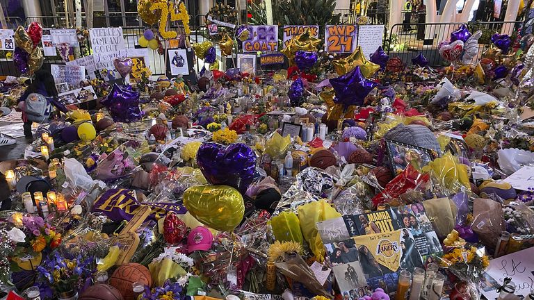 Die Trauer war groß: In Los Angeles legten zahlreiche Fans am  Staples Center unter anderem Blumen zum Gedenken an Kobe Bryant ab.
