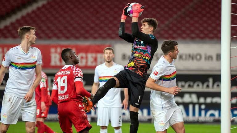 Gregor Kobel spielt gegen Mainz in einem bunten Retro-Shirt. Das könnten seine modischen Vorbilder gewesen sein ...