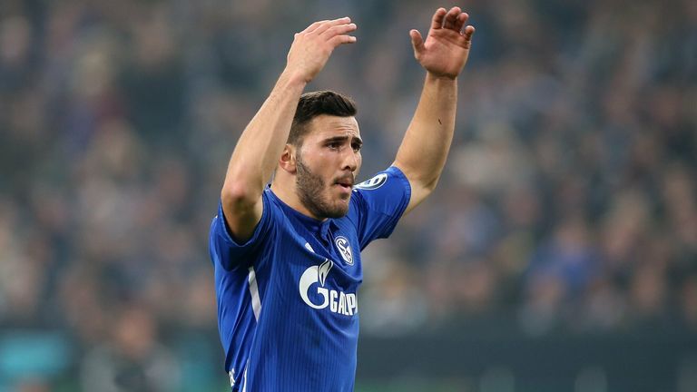 Sead Kolasinac trägt ab sofort wieder das königsblaue Trikot.