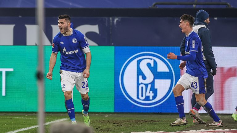 Die Erlösung: Kolasinac bejubelt mit Torschütze Matthew Hoppe das 1:0 für die Königsblauen gegen Hoffenheim.