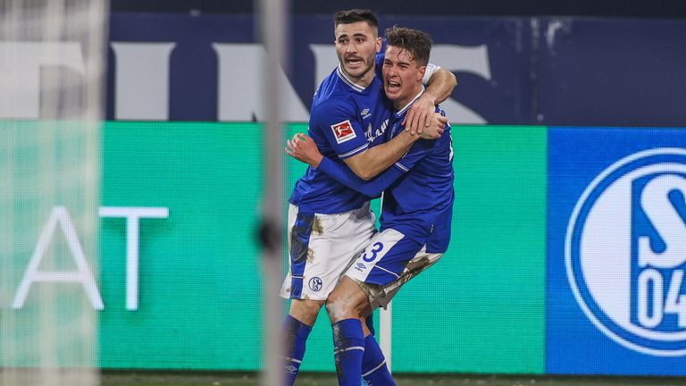 Pure Emotionen: Sie können es selbst nicht fassen! Schalke gewinnt nach 30 sieglosen Spielen wieder eine Partie in der Bundesliga - und wie.