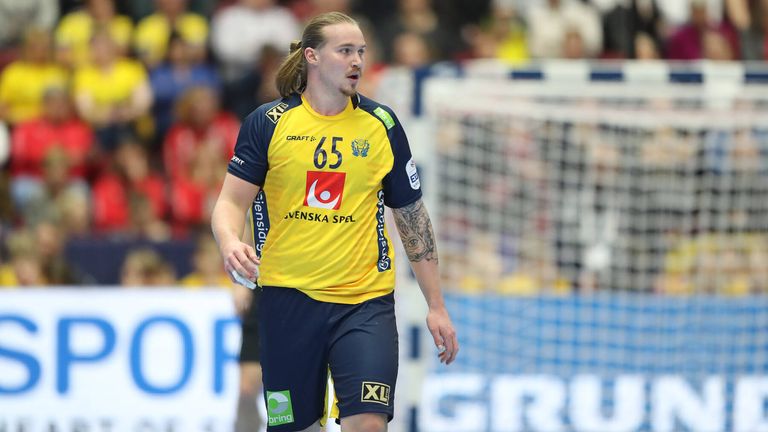 Sicher fehlen wird den Schweden Lukas Nilsson. Für den Rückraumspieler der Rhein-Neckar Löwen gibt es in dieser Zeit wichtigeres als Handball. Für ihn steht die Gesundheit seiner Familie im Vordergrund. 