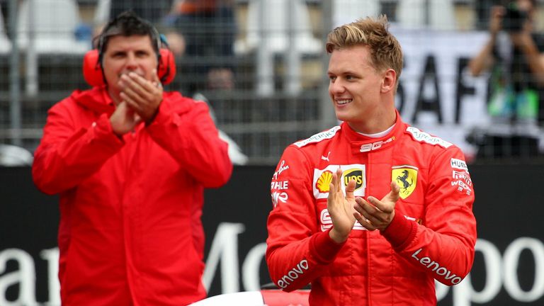 Mick Schumacher wird bei Ferrari wohl bald eine neue junge Nachwuchs-Pilotin an seiner Seite begrüßen dürfen.