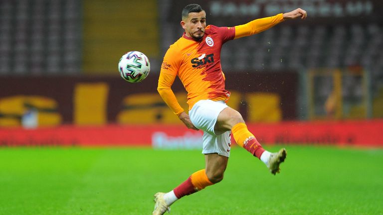 Omar Elabdellaoui von Galatasaray wurde durch ein Feuerwerk schwerer verletzt. 