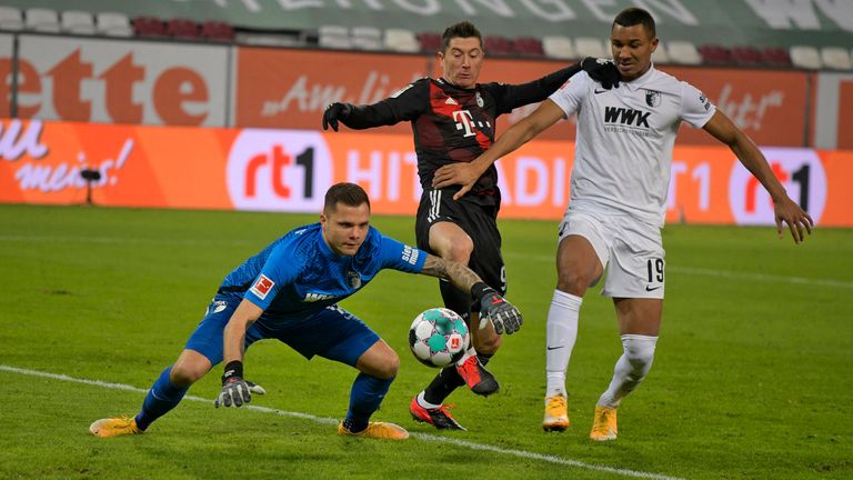 Robert Lewandowski (M.) erzielt gegen den FC Augsburg seinen 22. Saisontreffer und sichert dem FC Bayern damit den Auswärtssieg. 