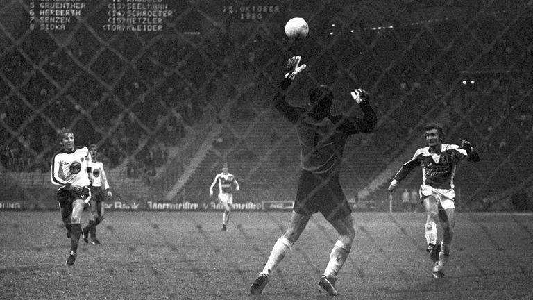 Platz 10: Rudi Völler (1860 München), 1860 München gegen Fortuna Düsseldorf (4:3) am 25.10.1980 (20 Jahre, 195 Tage)