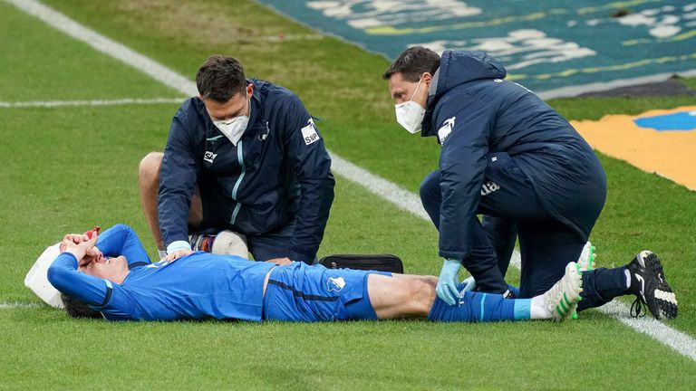 Jubilar Sebastian Rudy muss bereits in der zwölften Spielminute gegen Freiburg verletzt ausgewechselt werden. 