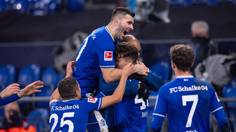 Kolasinac und Co. bejubeln den ersten Schalker Bundesliga-Sieg seit 358 Tagen.