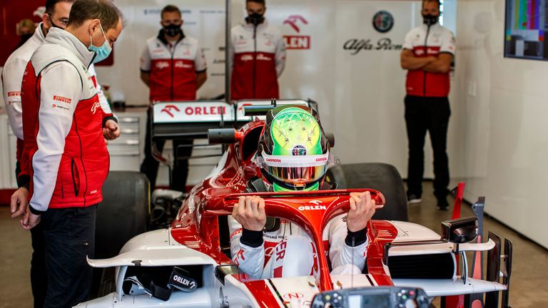 Mick Schumacher wird in der neuen Formel-1-Saison Unterstützung von Ferrari-Mitarbeitern erhalten.