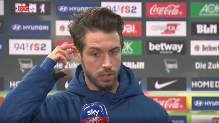 Schalkes Mark Uth fordert am Sky Mikro Verstärkung. 