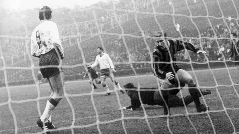 1st place: Walter Bechtold (Eintracht Frankfurt), Borussia Neunkirchen against Eintracht Frankfurt (1: 6) on November 20th, 1965 (18 years, 118 days)