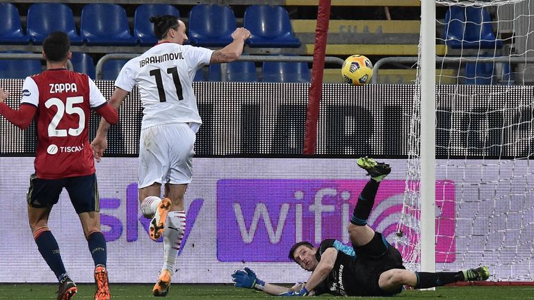 Zlatan Ibrahimovic trifft für Milan doppelt und beschert den Mailändern damit die Tabellenführung. 