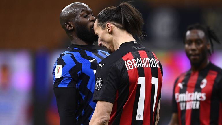 Kurz vor der Pause im Derby kommt es zu dieser Szene:Milans Zlatan Ibrahimovic gerät mit Inter-Mittelstürmer Romelu Lukaku aneinander - und das sehr dicht.