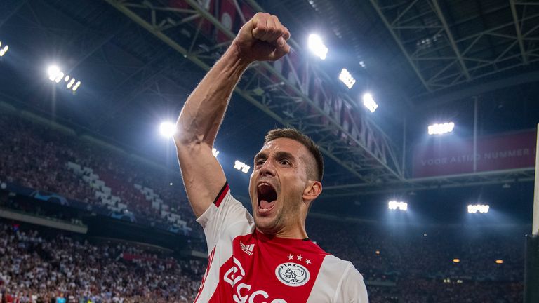 Platz 16: Ajax Amsterdam, 24 Spiele, 10 Siege, 7 Remis, 7 Niederlagen, 37 Tore, 27 Gegentore, 37 Punkte