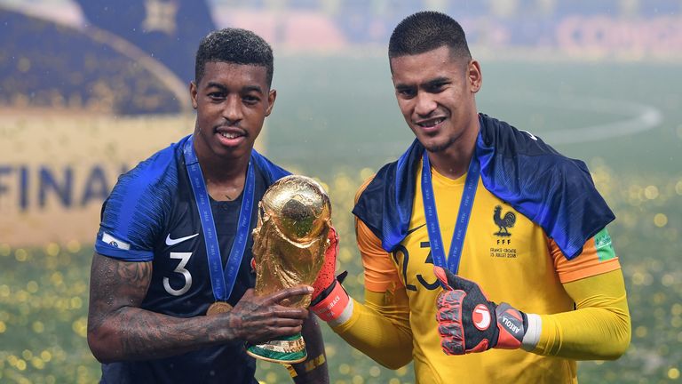 Alphonse Areola (r) (FC Fulham) - Weltmeister 2018 mit Frankreich