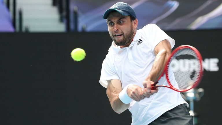 Der russische Qualifikant Aslan Karazev fordert bei den Australian Open nun Novak Djokovic heraus. 