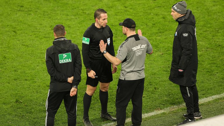 Paderborns Steffen Baumgart war mit Schiedsrichter Stielers Entscheidung gar nicht zufrieden.