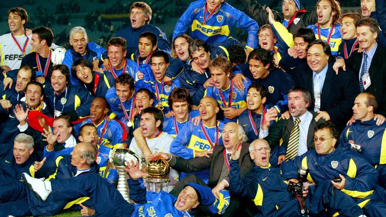 Toyota Cup 2003 (Weltpokal): Boca Juniors schlägt die AC Milan mit 3:1 im Elfmeterschießen.