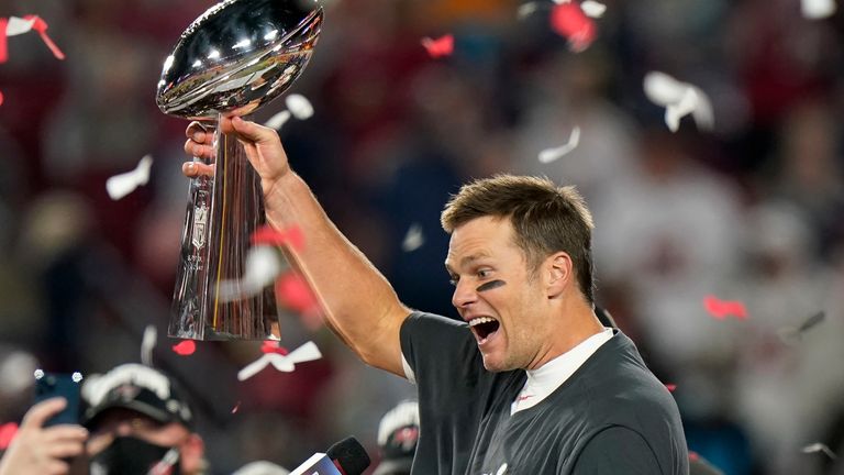 Tom Brady mit der Vince Lombardi Trophy. Es ist der siebte Titel für Brady im zehnten Super Bowl.