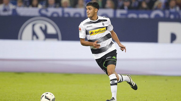 Mahmoud Dahoud kommt aus der Gladbacher Jugend und steigt zwischen 2013 und 2017 zum Leistungsträger im Mittelfeld auf. Dann sichert sich Borussia Dortmund seine Dienste für eine Ablöse für zwölf Millionen Euro.