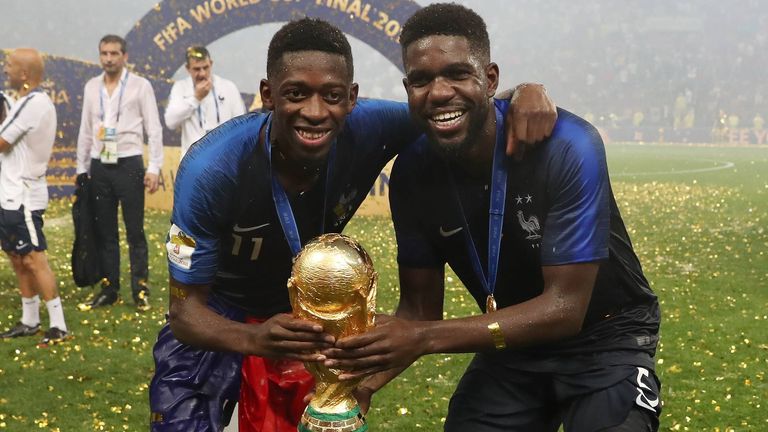 Ousmane Dembelé (l) (FC Barcelona) - Weltmeister 2018 mit Frankreich