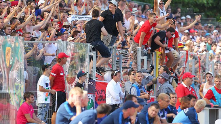 Saison 2012/13
Hertha BSC blamiert sich bei Wormatia Worms auf die Knochen, unterliegt beim Viertligisten 1:2 und fliegt schon in der ersten Runde raus.
