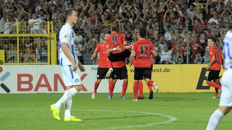 2015/16: Fünftligist SSV Reutlingen gegen Zweitligist Karlsruher SC 3:1. Reutlingen bekam drei Elfmeter und verwandelte jeden, der KSC sah dreimal Rot.