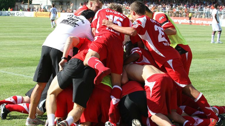 Saison 2012/13
Der 1. FC Nürnberg rettet sich bei Viertligist TSV Havelse immerhin in die Verlängerung, unterliegt in dieser aber 2:3 - und scheitert in der 1. Runde.
