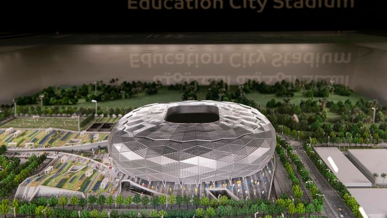 In welchen Stadien finden die Spiele statt?
Die Spiele werden im Education City Stadium und im Ahmed bin Ali Stadium ausgetragen.