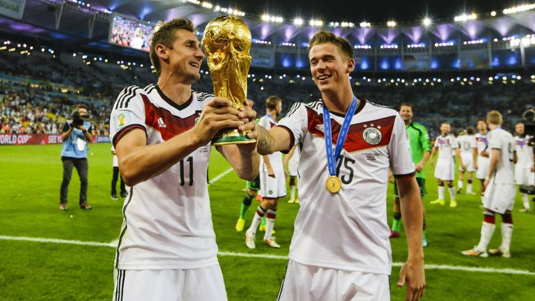 Erik Durm (r) (Eintracht Frankfurt) - Weltmeister 2014 mit Deutschland