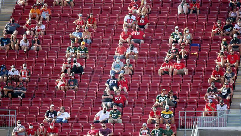 Was ist diesmal anders?
Wegen der Corona-Pandemie dürfen nur 25.000 Fans ins Stadion. 7500 Zuschauer sind Pflegekräfte, die zum Dank für ihren Einsatz von der NFL Freikarten erhielten. Alle Eingeladenen sind geimpft.