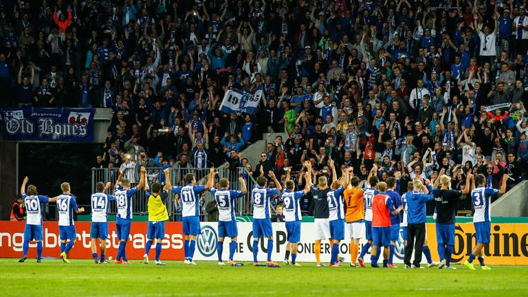 Saison 2014/15
Nachdem der FC Augsburg es im Jahr zuvor beinahe in die Europa League geschafft hätte, scheidet das Team von Trainer Markus Weinzierl in der ersten Runde 0:1 beim Viertligisten 1. FC Magdeburg