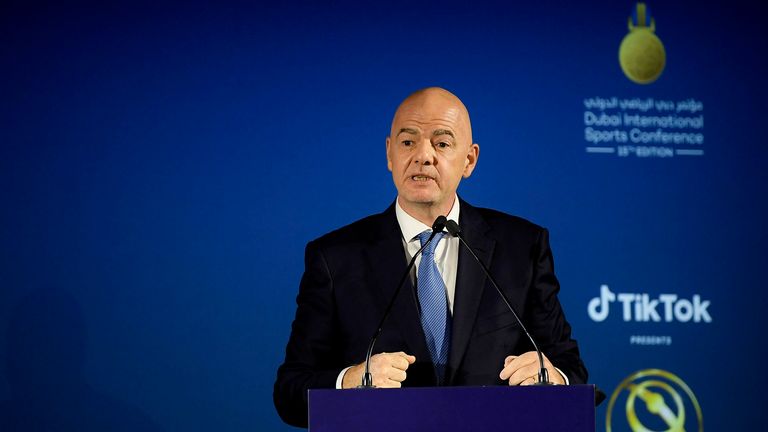FIFA-Präsident Infantino will Fußballprofis bei den Impfungen nicht bevorzugen.