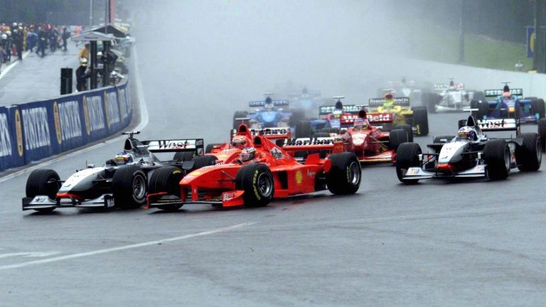 Das Rennen in Spa-Francorchamps 1998 erlebte einen der größten Massencrashs der F1-Geschichte - inklusive eines Michael Schumacher, der nur mit drei Reifen unterwegs ist.