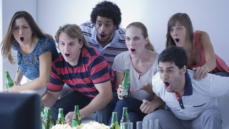 Was essen die Amerikaner während des Spiels?
Schätzungen zufolge vernaschten die US-Amerikaner im letzten Jahr unter anderem bis zu 1,4 Milliarden Chicken Wings, 14.000 Tonnen Chips, 4000 Tonnen Popcorn und tranken etwa 120 Millionen Liter Bier.